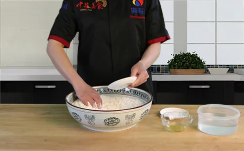 膨松剂散在面粉中