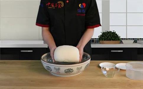 揉成光滑面团