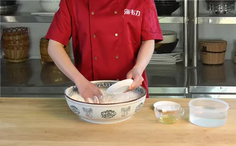 把膨松剂和面粉混合