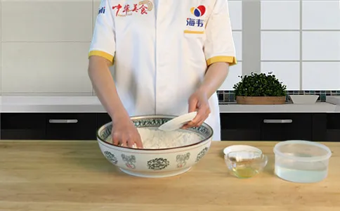 把膨松剂加入面粉中