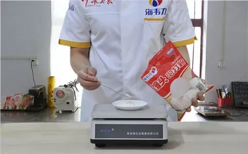 花样枣馒头馒头泡打粉的用法简介,称量泡打粉