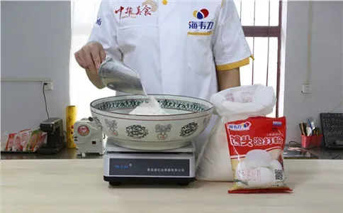 花样枣馒头馒头泡打粉的用法简介,称量面粉