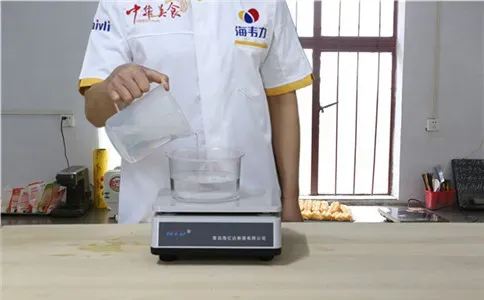 花样枣馒头馒头泡打粉的用法简介,称量水