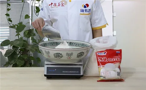 彩虹馒头馒头泡打粉的用法简介,称量面粉
