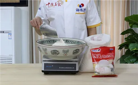 卡通造型馒头馒头泡打粉的用法简介,称量面粉