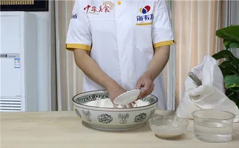 卡通造型馒头馒头泡打粉的用法简介,泡打粉的和面方法