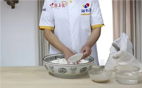 米馒头馒头泡打粉的用法简介,泡打粉的和面方法