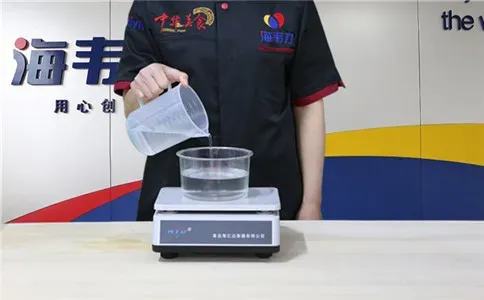 双色馒头馒头泡打粉的用法简介,称量水