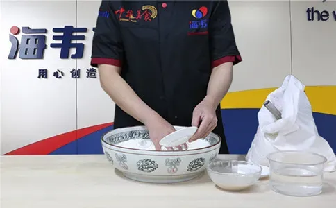 双色馒头馒头泡打粉的用法简介,泡打粉的和面方法
