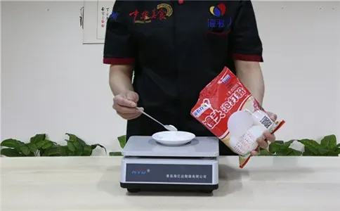 机制馒头馒头泡打粉的用法简介,称量泡打粉