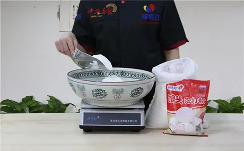 机制馒头馒头泡打粉的用法简介,称量面粉
