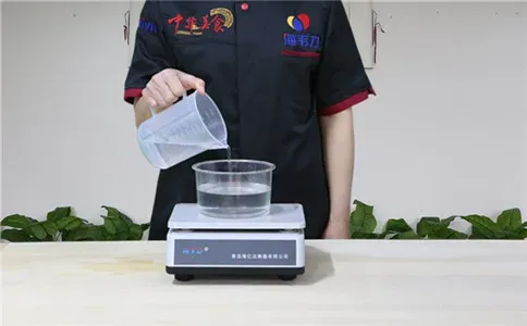 机制馒头馒头泡打粉的用法简介,称量水
