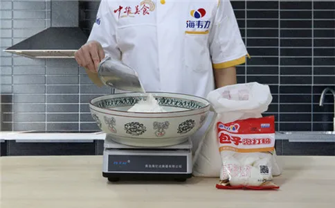 破酥包包子泡打粉的用法简介,称量面粉