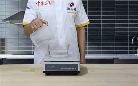 破酥包包子泡打粉的用法简介,称量水