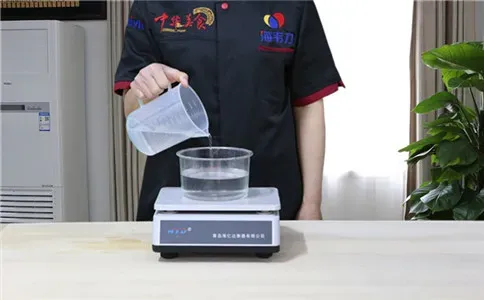 生煎包包子泡打粉的用法简介,称量水