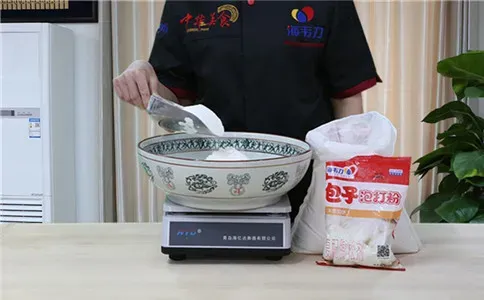 水煎包包子泡打粉的用法简介,称量面粉