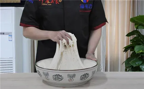 水煎包包子泡打粉的用法简介,发酵好的水煎包面团
