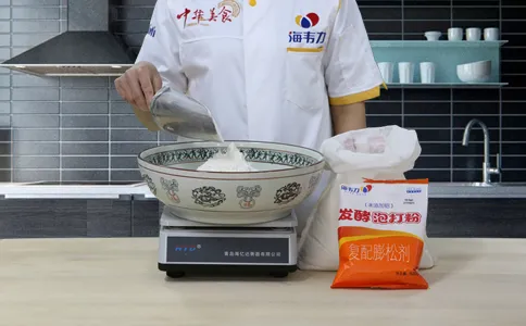 白面发糕发酵泡打粉的用法简介,称量面粉
