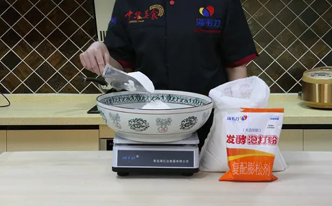 玉米面发糕发酵泡打粉的用法简介,称量面粉