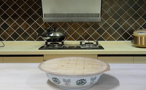 玉米面发糕发酵泡打粉的用法简介,玉米面和好的面糊