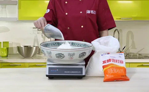 高粱面发糕发酵泡打粉的用法简介,称量面粉