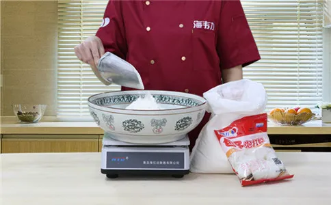 速冻包子包子泡打粉的用法简介,称量面粉