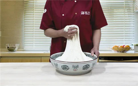 速冻包子包子泡打粉的用法简介,发酵好的速冻包子面团