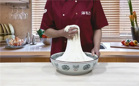 糖三角包子泡打粉的用法简介,发酵好的糖三角面团