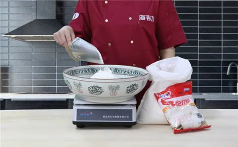 小笼包包子泡打粉的用法简介,称量面粉