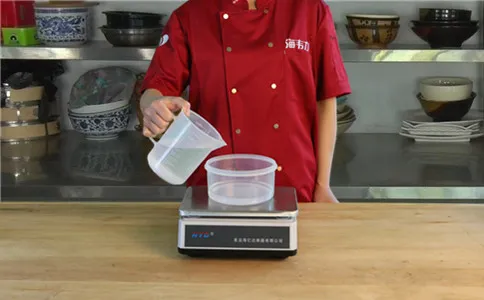 通用油条膨松剂的用法简介,称量水