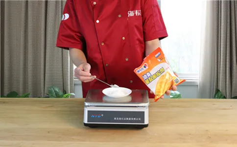 筷子油条膨松剂的用法简介,称量油条膨松剂