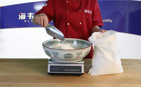 速冻油条膨松剂的用法简介,称量面粉