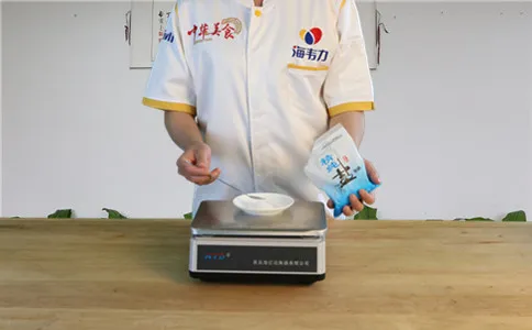 烩面增筋剂-面得筋的用法简介,称量食盐