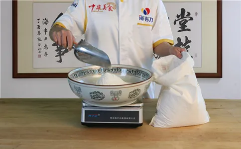 机器压面条增筋剂-面得筋的用法简介,称量面粉