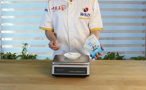 拉面增筋剂-面得筋的用法简介,称量食盐