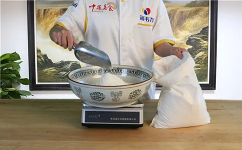 热干面增筋剂的用法简介,称量面粉