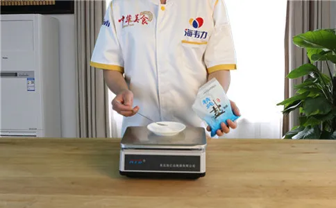 手擀面增筋剂-面得筋的用法简介,称量食盐