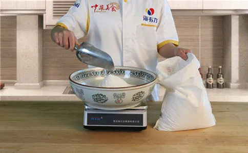 称量面粉