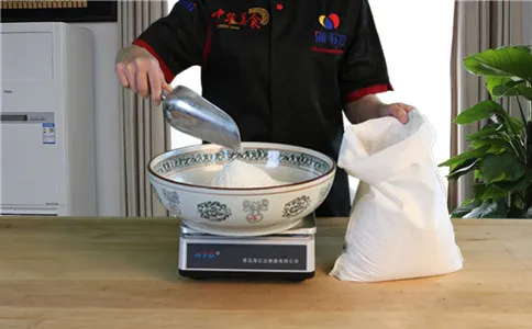 称量面粉