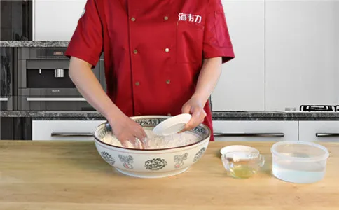 膨松剂加入面粉中