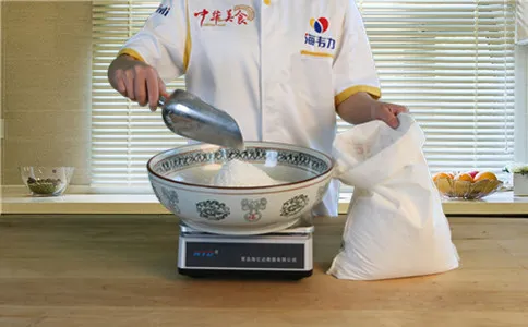 称量面粉