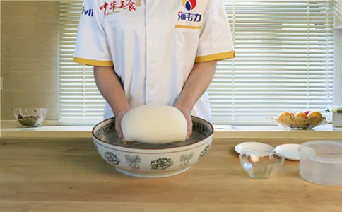 揉成光滑的面团