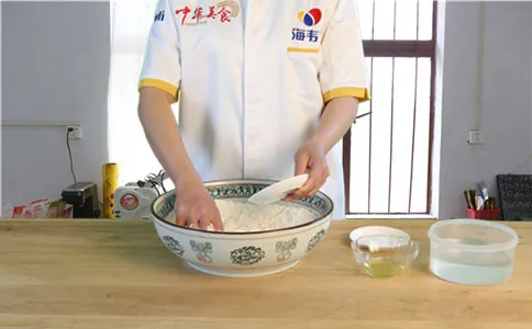 面粉中倒入酥脆油条膨松剂