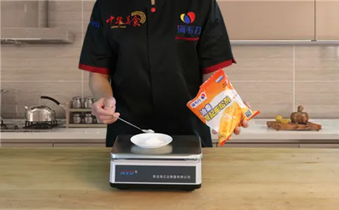 称量油条膨松剂