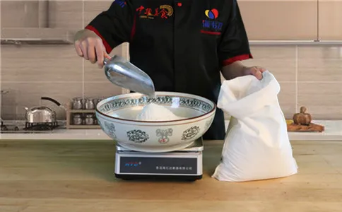称量面粉