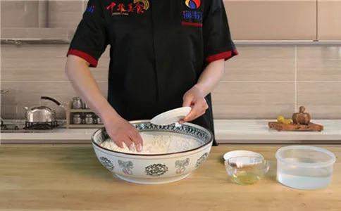 把膨松剂加入面粉中