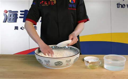 把膨松剂加入面粉中