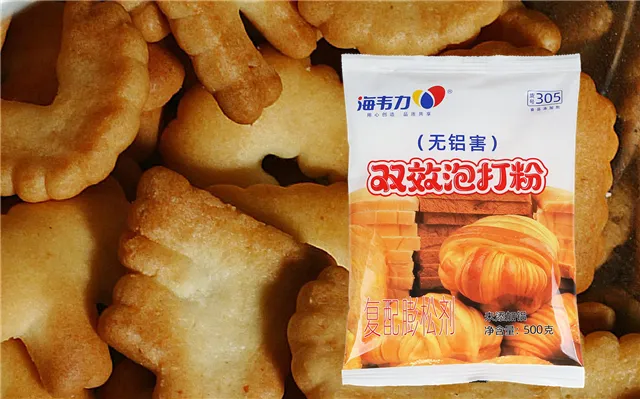 双效泡打粉,泡打粉是一种食品添加剂，它是有酸性物质和小苏打复配而成的复配膨松剂，又称为泡大粉、发泡粉和发酵粉，外观呈白色粉末状，被广泛用于烘焙类食品：蛋糕、饼干；发酵类食品：包子、馒头；油炸类食品：麻花、油条等各种面制品的快速制作使用。由于泡打粉遇水就会发挥作用产生二氧化碳气体，所以才能使加工的食品达到膨胀饱满的效果。 无铝泡打粉主要是以磷酸盐类的酸性物质和小苏打复配而成的一种复配膨松剂，可广泛应用于各种面食加工中使用，随着食品加工的需求，单一的泡打粉已经不能很好地满足不同食品加工的需要。目前市场上常见的泡打粉可分为：双效泡打粉、酥脆泡打粉和发酵泡打粉三种类型，选用不同类型的泡打粉才能很好地满足不同食品加工的需要。由于国家标准对食品中的铝含量有严格的要求，所以食品加工者在的泡打粉的选用上应以无铝泡打粉为主。 双效泡打粉是通用型泡打粉，它在食品的加热过程中，会随着温度的升高而逐步释放气体，使得所加工的食品达到蓬松和饱满的效果。双效泡打粉是当前使用比较普遍的泡打粉，尤其在烘焙加工中使用最为广泛。一般情况下，泡打粉的产气效果可以满足食品加工的需要，但由于复配所使用的磷酸盐原料具有很强的增筋性，容易造成麻花、饼干等食品口感发硬不酥脆，包子、馒头等发酵面食的起发效果不好。 酥脆泡打粉也叫做酥脆膨松剂，其反应产气原理和双效泡打粉一样，但和双效泡打粉不同的是，其复配的酸性原料是以葡萄糖内酯，柠檬酸等为主，此类酸性物质没有增筋性，所以不会造成一些油炸、烤制类食品口感发硬的现象，和双效泡打粉相比，酥脆泡打粉更适合用于麻花、饼干、发糕、馓子等要求口感酥脆没有筋性类食品的快速制作。 而发酵泡打粉则是用于发酵面食制品加工的专用泡打粉，主要用于大米发糕、花卷、馒头、包子等各种发酵食品的快速加工制作。发酵泡打粉是一种二合一的产品，不仅能够协助酵母产气，弥补酵母的产气不足，而且改善并提高发酵面食的白亮度和松软度，使得加工的发酵面食不仅饱满松软，而且表皮十分白亮。