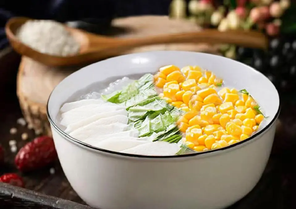 鸡丝蛋皮韭菜汤的做法