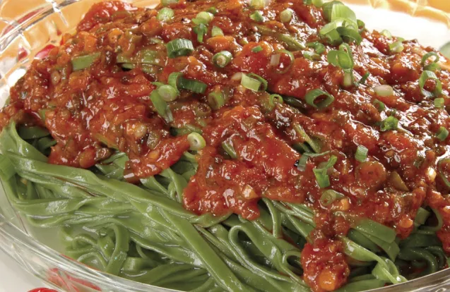 生菜蟹肉炒面的做法